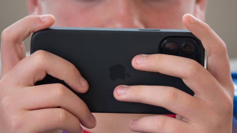 Michigan Lawmakers Debating on Cell Phones in School: New Rules May Soon Reshape Classrooms